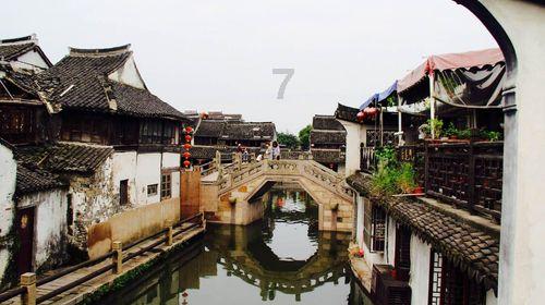 人形机器人真要落地了!“赛博保姆”开年震圈,创企融资订单拿到手软